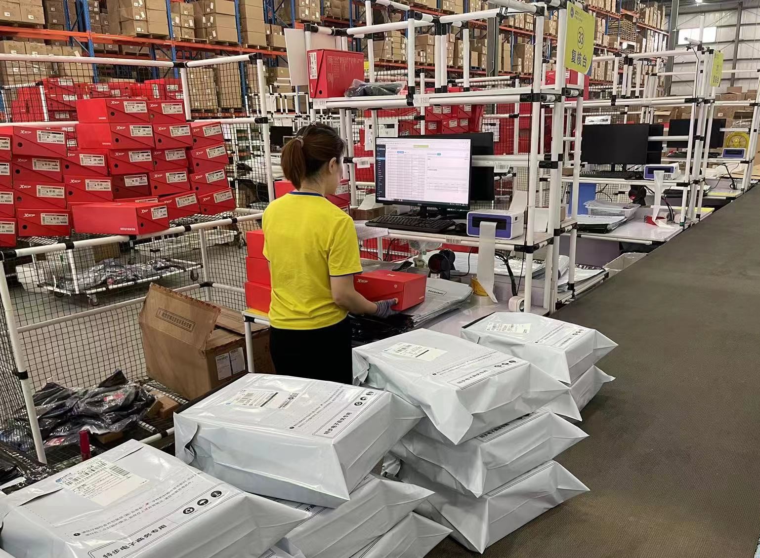 6327e811dbb49.jpg ▲在618期间,国内制造业品牌在拼多多平台全面爆发,多个行业实现翻倍增长。(李云丰 摄).jpg