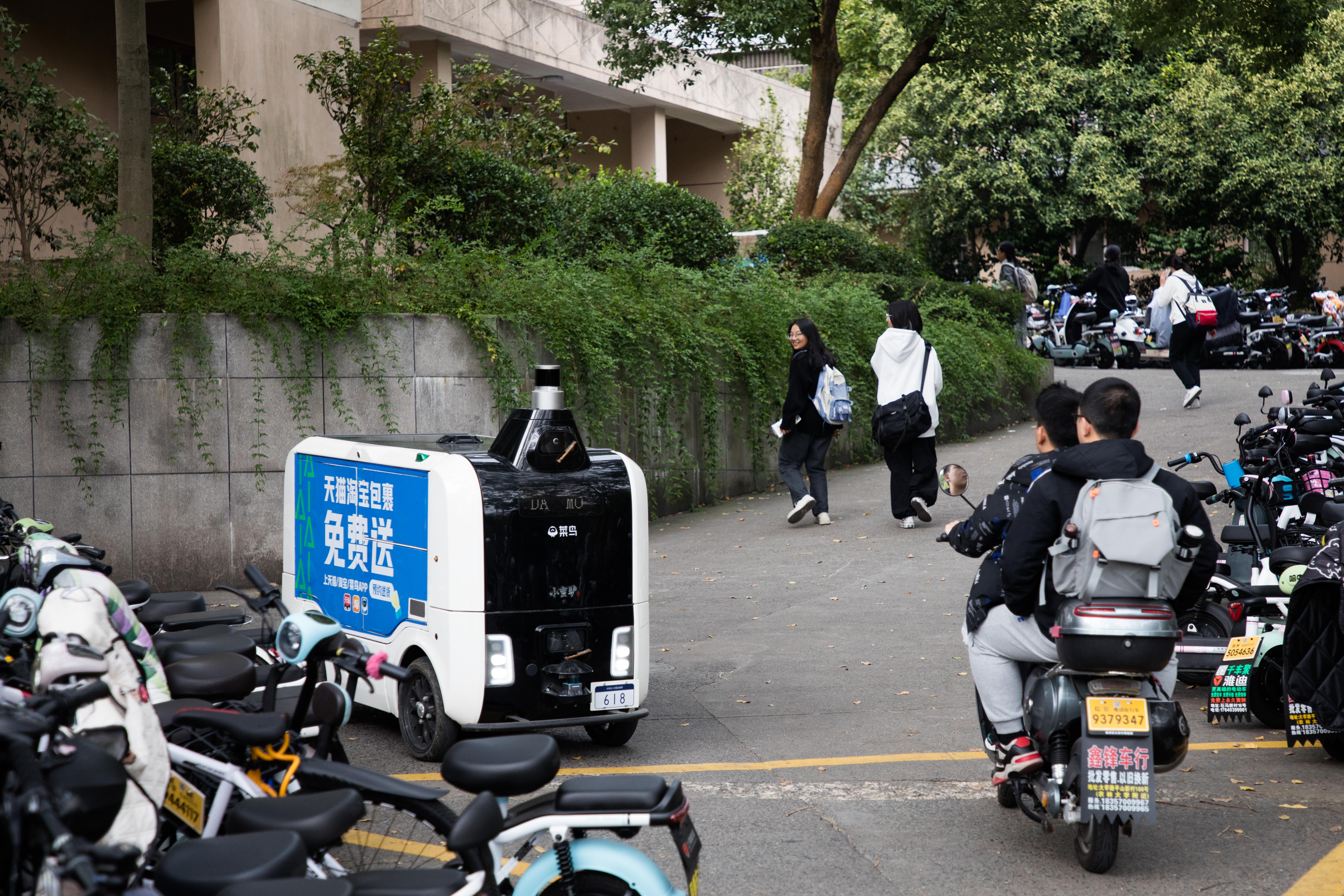 小蛮驴与行人、电动车在同一条分叉路口.jpg