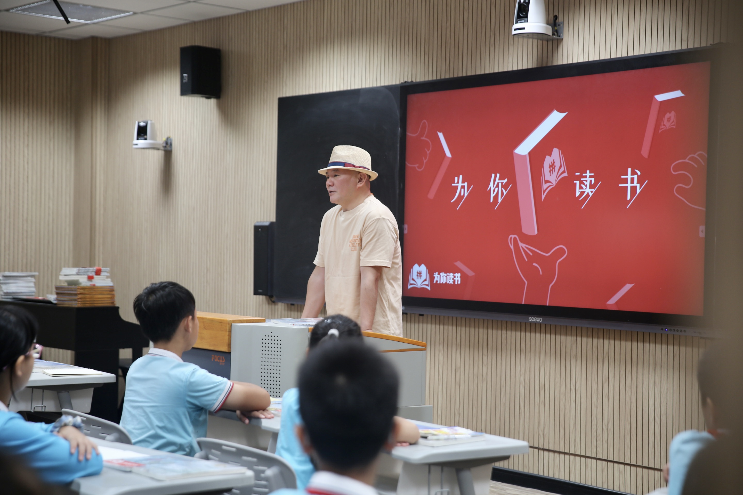 ▲“为你读书”携手福建本土作家李西闽来到漳平市城北小学，为五年级学生带来阅读课堂。（展豪 摄）.jpg