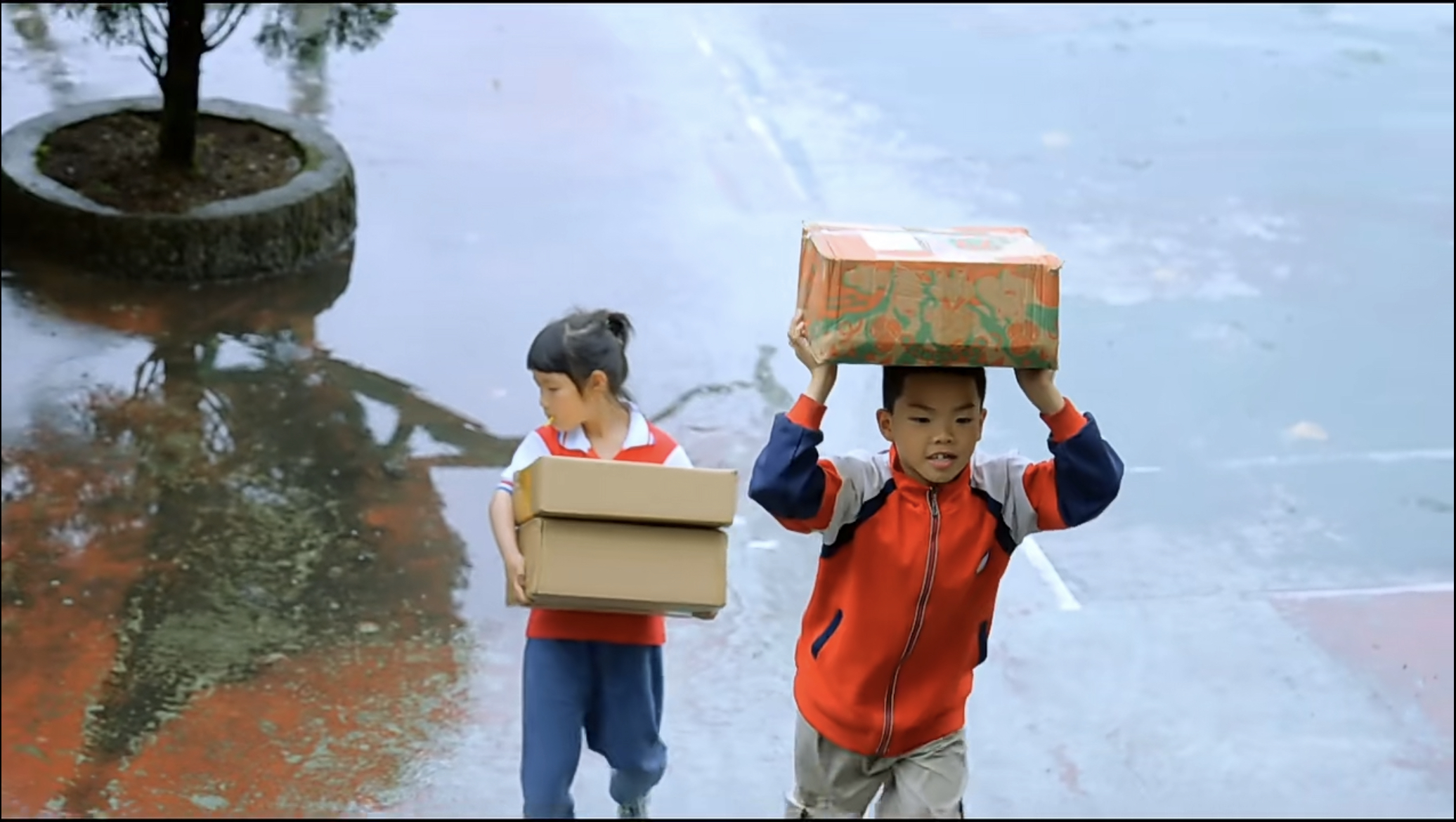 三义乡小学的孩子拿到捐助的礼物 受访者供图.jpg